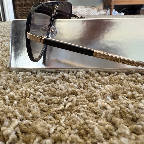 QUAY High Profile Sunglasses NWOT - Picture 7 of 10